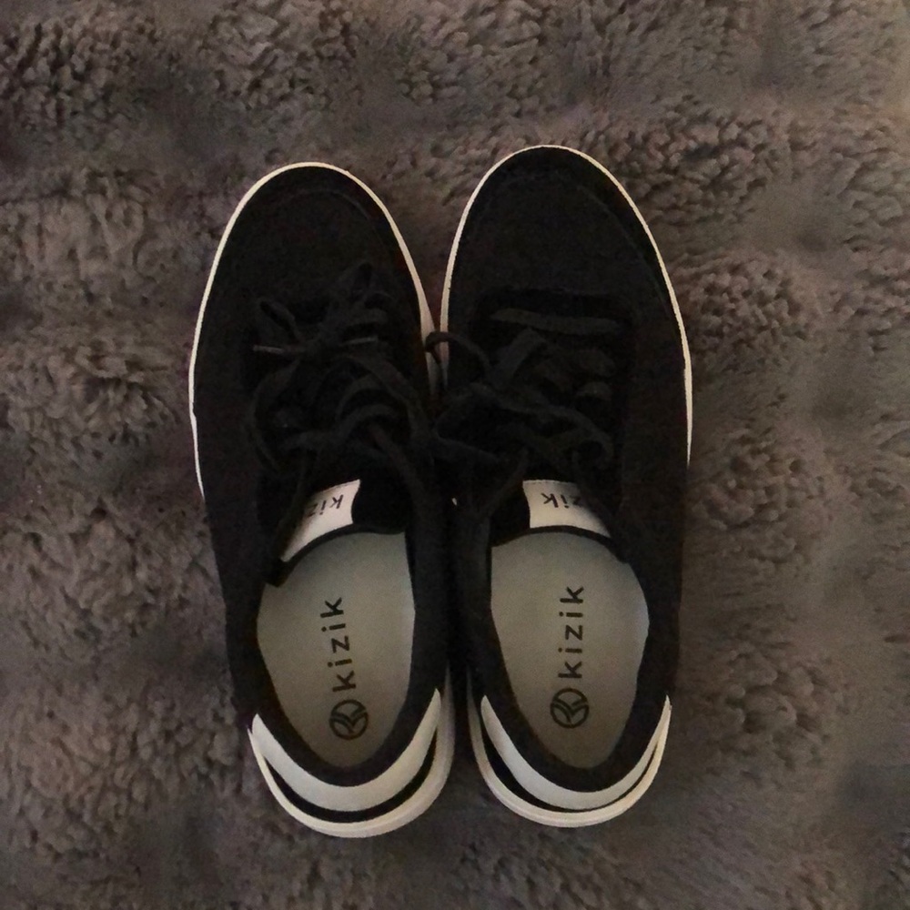 KIZIK Women's Black Sneakers almost new great condition hands free sneakers
